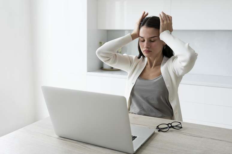 Mulher estressada olhando o notebookcomo ganhar dinheiro no cassino sportingbetcasa.