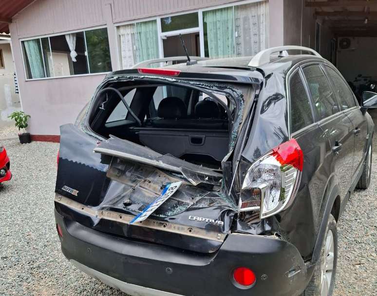 Carro é atingido por um pedaço da hélice do helicóptero