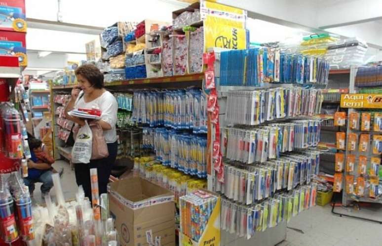 Procon-SP recomenda que os consumidores verifiquem os materiais que já possuem em casa antes de realizar novas compras e considerem a possibilidade de trocar livros didáticos com outros alunos