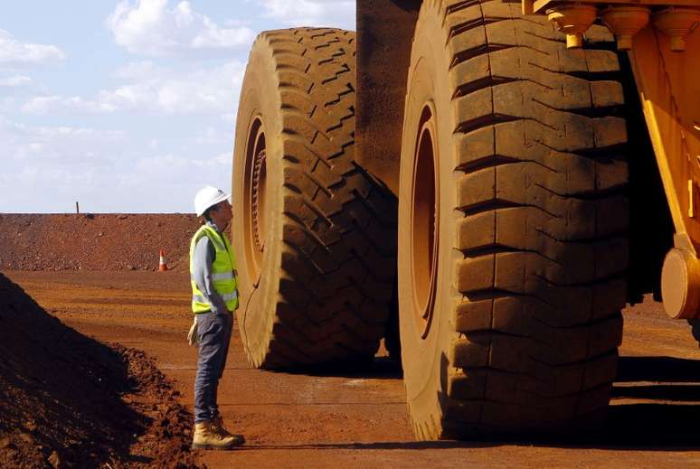 Trabalhador observa caminhão em mina na Austrália
17/11/2015
REUTERS/Jim Regan