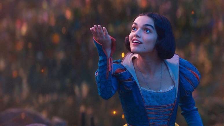 O remake que realmente invadiu as manchetes é Branca de Neve, a nova versão do primeiro longa-metragem animado da Disney, Branca de Neve e os Sete Anões