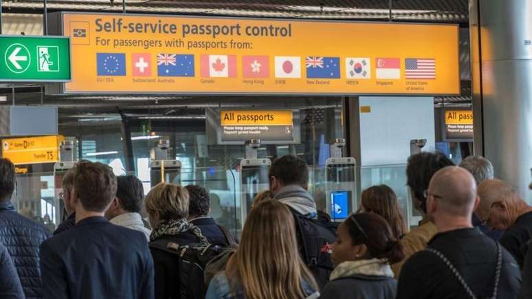 Controle de passaportes em aeroporto no Reino Unido.