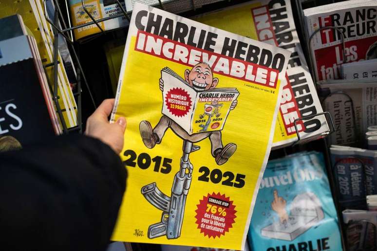 Para marcar o 10º aniversário dos assassinatos, a Charlie Hebdo lançou uma edição especial com uma charge na capa que diz 'Indestrutível!'