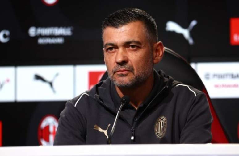 Com direito a charuto, Sérgio Conceição, técnico do Milan, foi um dos destaques na comemoração do título da Supercopa da Itália –