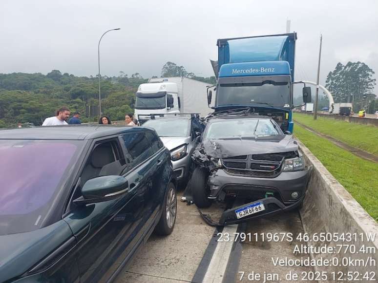 Engavetamento na altura do quilômetro 63 do Rodoanel Mário Covas provocou a morte de uma pessoa e deixou outras 21 feridas.