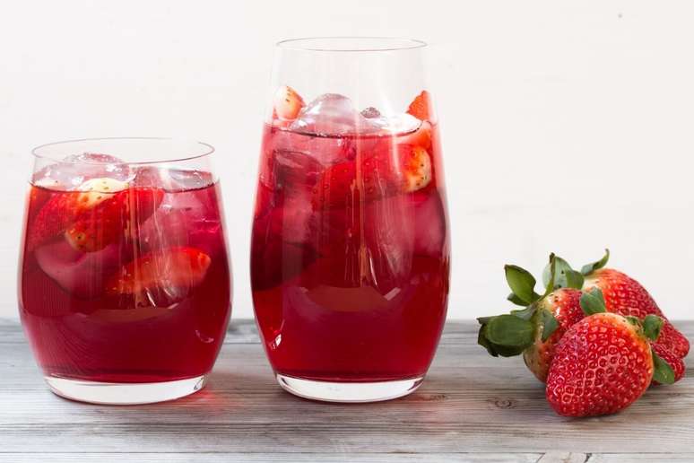 Ch&aacute; gelado de hibisco com morango 