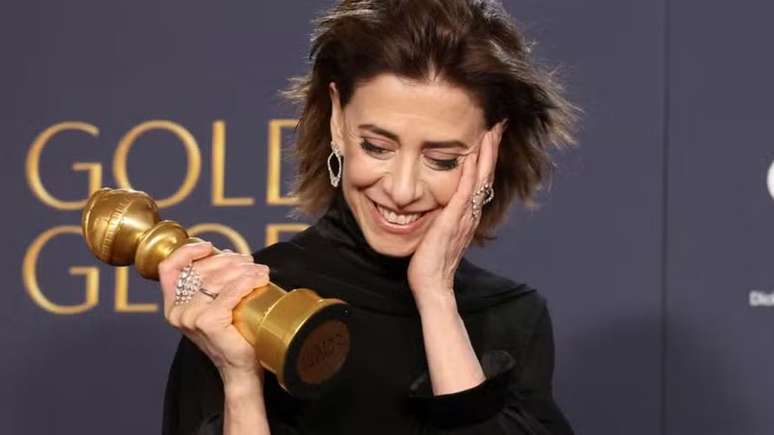 Cheque? Além do troféu, Fernanda Torres pode ter ganhado prêmios a mais no Globo de Ouro