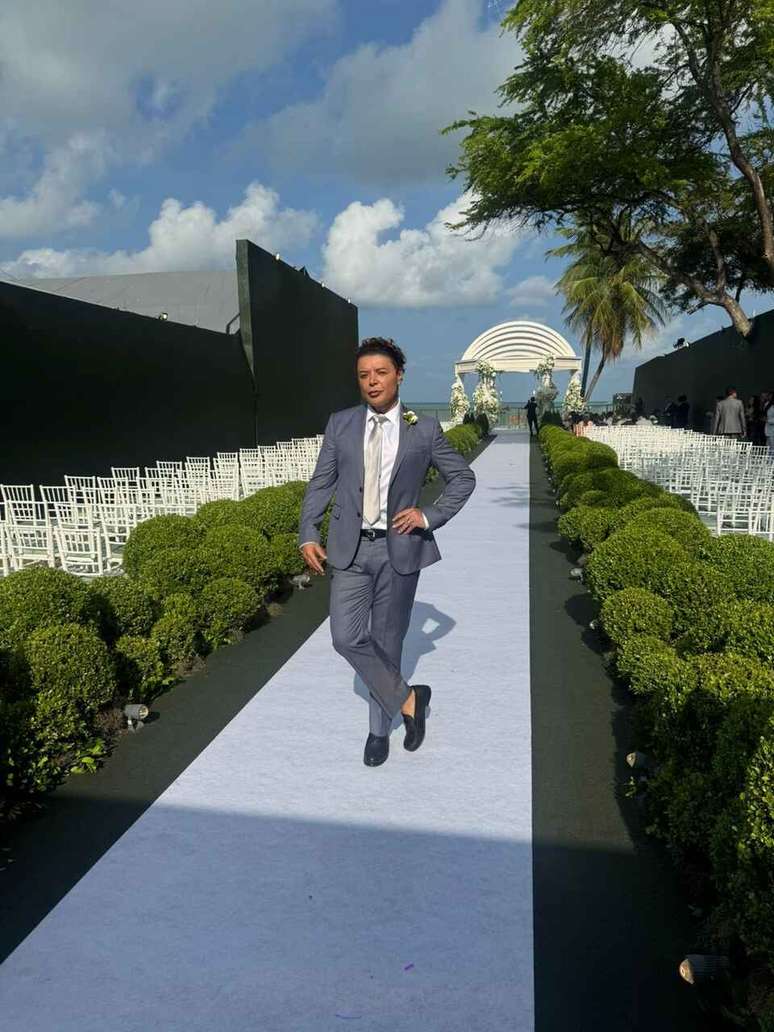 David Brazil, um dos padrinhos do casal, tira uma foto em meio ao espaço reservado para os convidados; paisagismo do evento é um dos destaques –