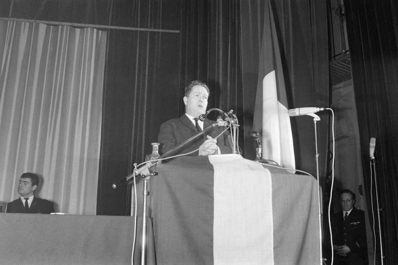 Jean-Marie Le Pen em 1964: opiniões e declarações polêmicas foram as marcas da carreira do político francês