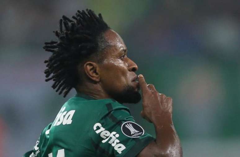 Atualmente um dos principais jogadores do Palmeiras, Veiga treinou ao lado de Zé Roberto, ídolo do clube alviverde –