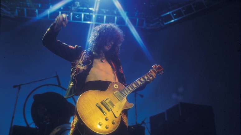 Jimmy Page, guitarrista do Led Zeppelin, em 1975 