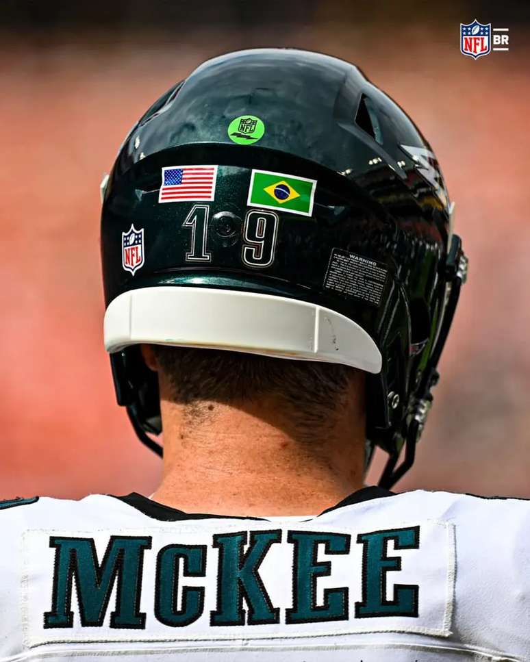 Capacete de Tanner McKee com a bandeira do Brasil