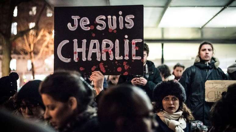 A frase 'Je suis Charlie' (Eu sou Charlie) tornou-se um slogan de liberdade de expressão após o ataque de janeiro de 2015