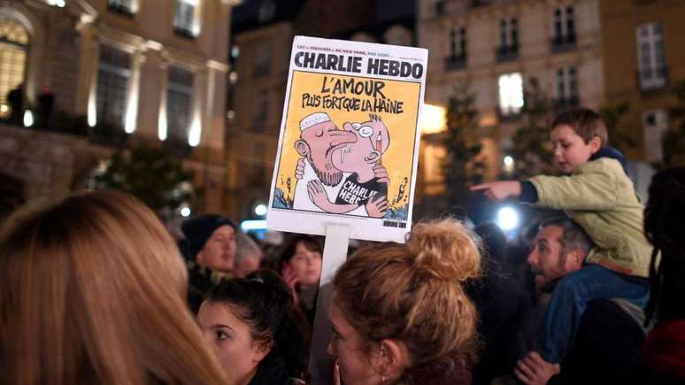 A Charlie Hebdo não poupou provocações: esta capa apresenta um cartunista e um religioso islâmico abraçados com a legenda 'O amor é mais forte que o ódio'