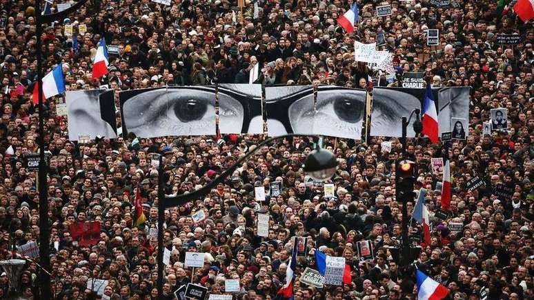 Em toda a França, mais de três milhões de pessoas marcharam em solidariedade às vítimas do ataque à Charlie Hebdo