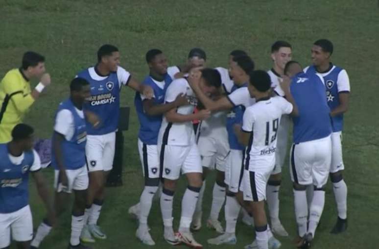 Reprodução - Legenda: Jogadores comemoram gol do Botafogo na Copinha