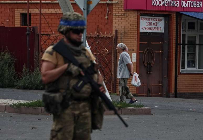 Soldado ucraniano patrulha localidade em Sudzha, na região de Kursk, na Rússia
16/08/2024
REUTERS/Yan Dobronosov