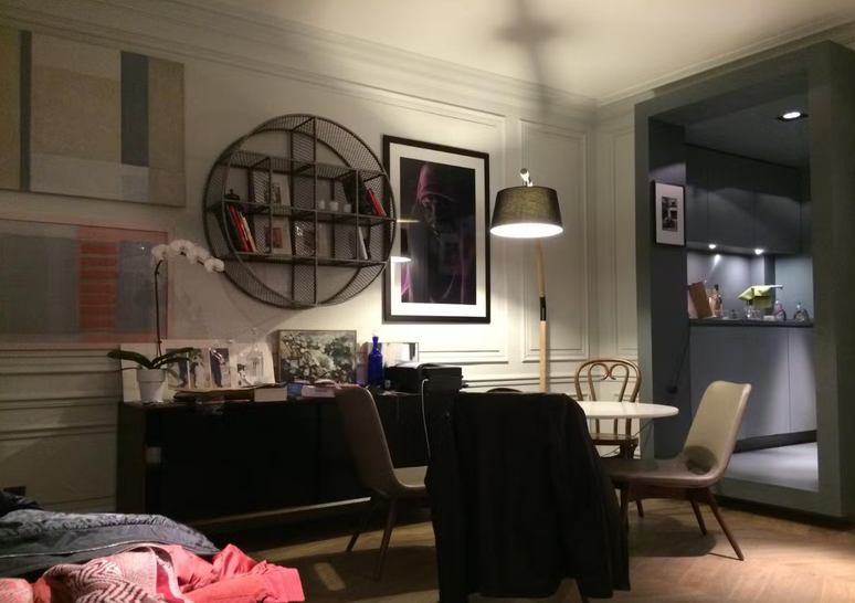 Sala de estar de apartamento comprado por José de Abreu em Paris, na França