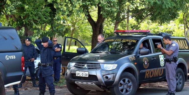 Guardas municipais de Mogi Mirim realizam treinamento com policiais da Rota. Cidade do interior criou “grupo de elite”.