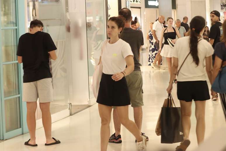 A atriz Patrícia Werneck foi vista trabalhando em quiosque de sucos saudáveis em shopping do Rio