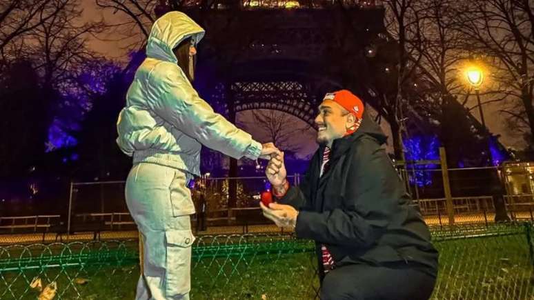 Ana Laura Marques e MC Binn em Paris, durante o pedido de noivado