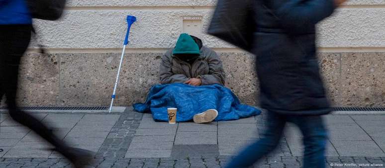 Há cada vez mais moradores de rua nas grandes cidades alemãs, embora estatisticamente eles sejam minoria entre os sem-teto no país; números do governo federal consideram também pessoas em abrigos provisórios e casas de amigos como sem-teto