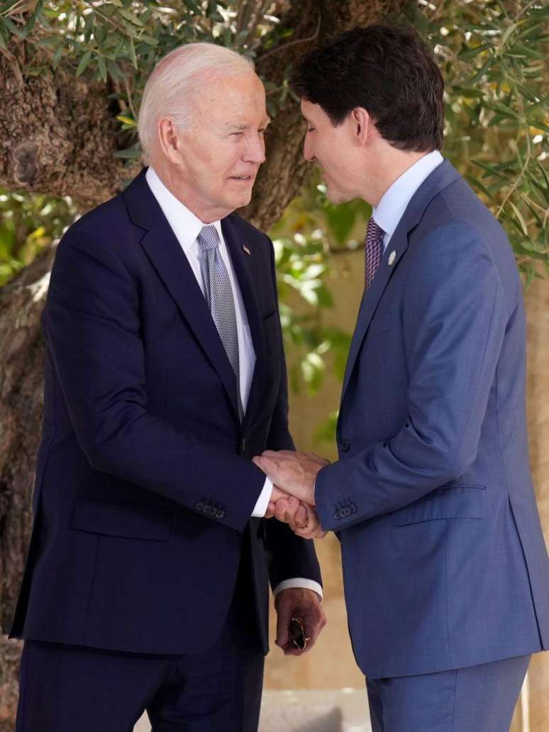 Joe Biden e Justin Trudeau, durante a 50ª cúpula do G7 em Borgo Egnazia, em 13 de junho de 2024 em Fasano, Itália