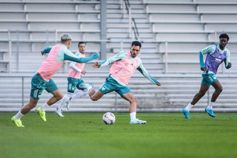 Cruzeiro aguarda jogadores nos EUA. 