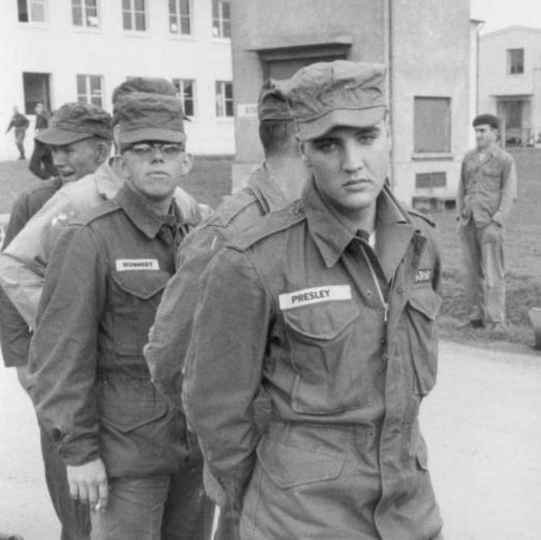 Elvis foi convocado para cumprir o serviço militar obrigatório em 1958