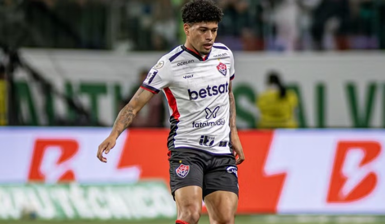 Machado com a camisa do Vitória. 