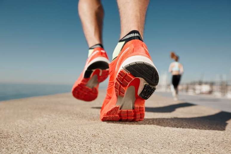 Utilizar o tênis adequado durante a corrida ajuda a evitar lesões 