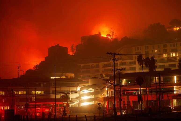 Inc&ecirc;ndio florestal em Los Angeles, Calif&oacute;rnia, nos EUA	