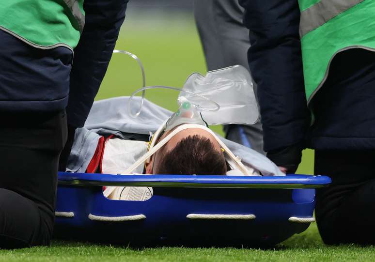 Betancur deixa gramado com m&aacute;scara de oxig&ecirc;nio