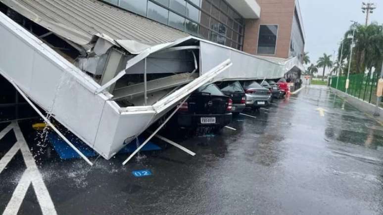 Estrutura caiu em cima de carros em supermercado da Avenida Goiás, em São Caetano.