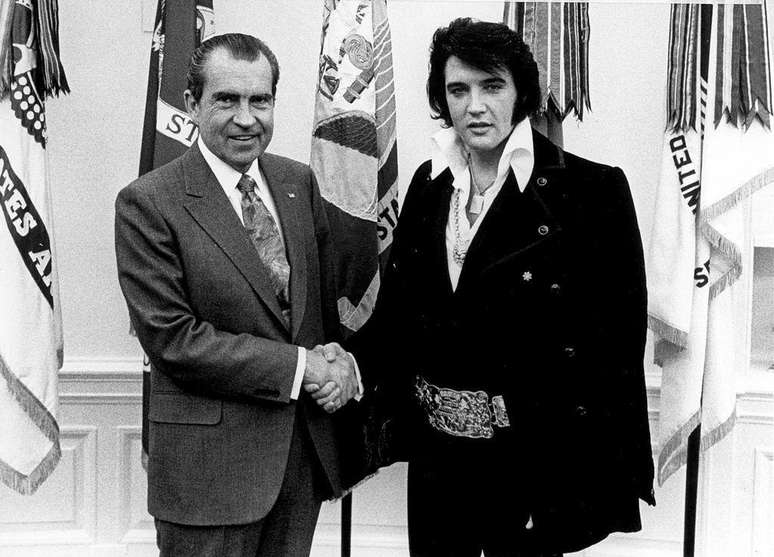 Richard Nixon e Elvis Presley no Salão Oval da Casa Branca em 1970