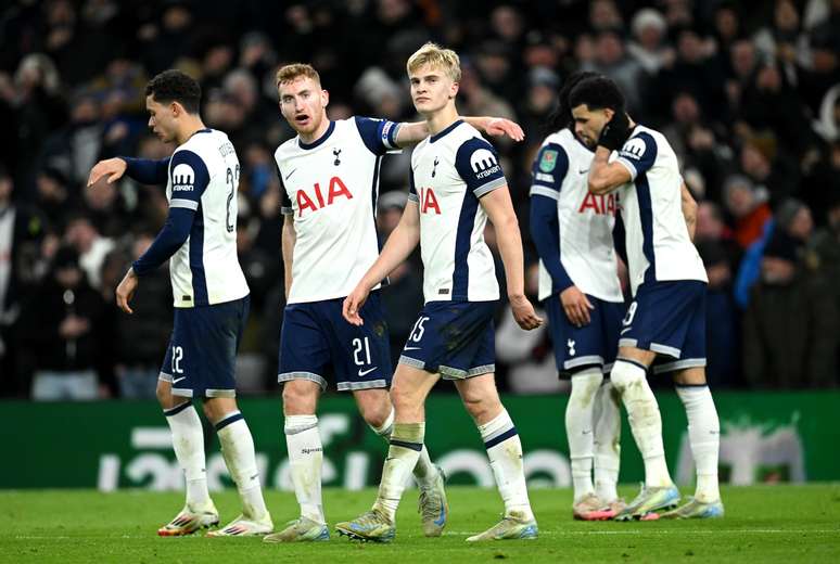 Time do Tottenham comemorando o gol de Bergvall. 