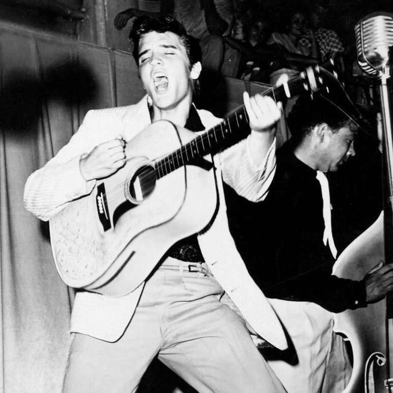 Elvis Presely em uma de suas primeiras apresentações em 1955