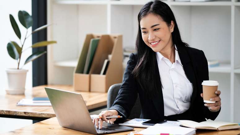 Mercúrio em Capricórnio traz foco e disciplina para o trabalho. Saiba como aproveitar essa fase para crescer profissionalmente!