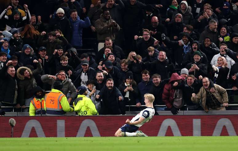 Bergvall comemorando seu primeiro gol pelos Spurs –