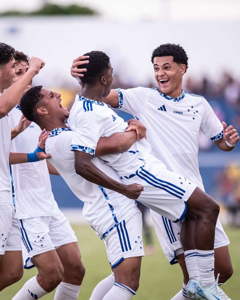 Cruzeiro vence São Carlos e avança na Copinha.