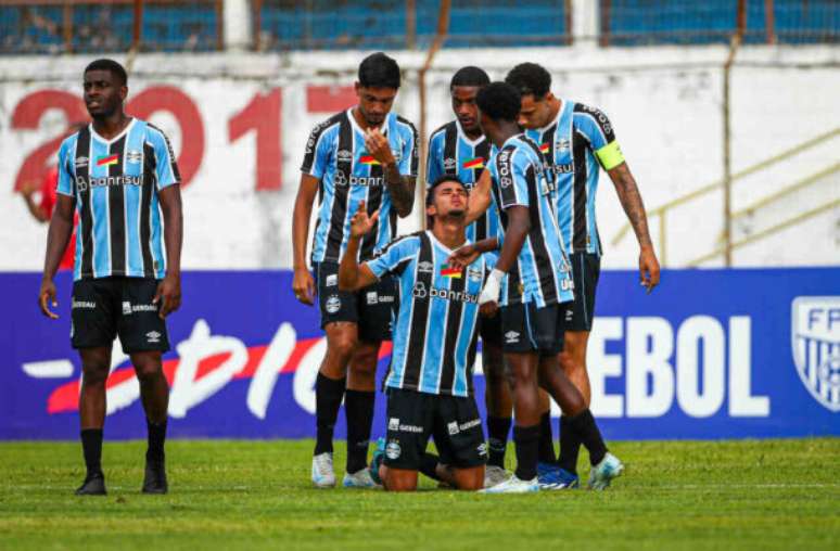 ANGELO PIERETTI/GRÊMIO FBPA - Legenda: Jogadores do Grêmio comemoram gol da partida