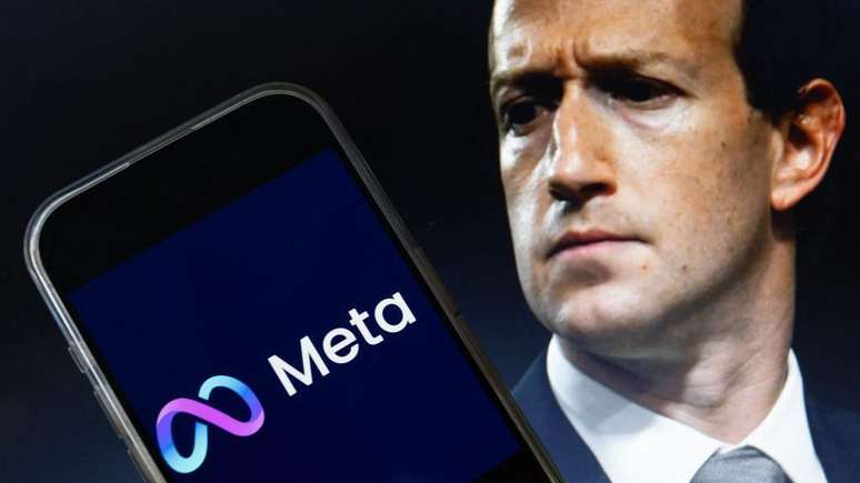 Montagem com foto de Zuckerberg e celular com logo da Meta na tela