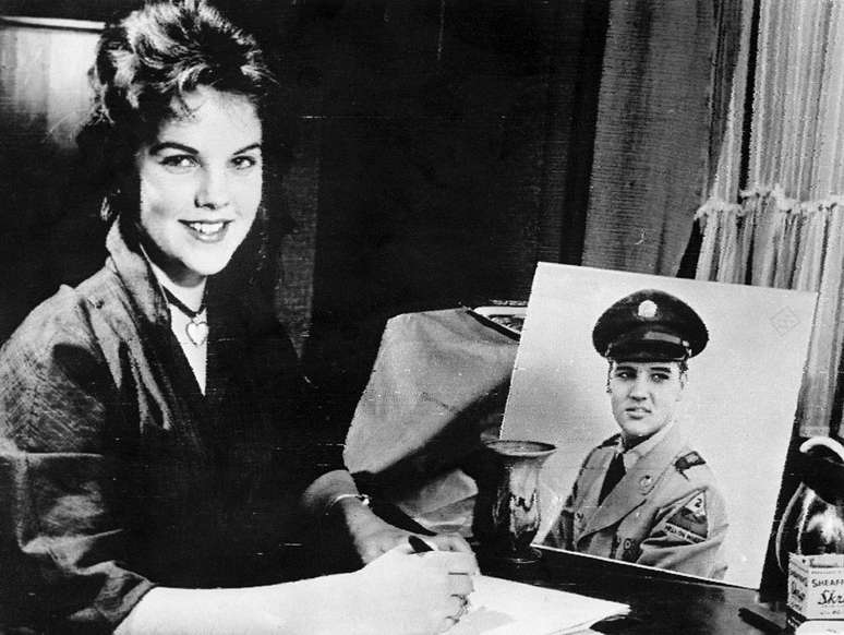 Priscilla Beaulieu aos 16 anos, com foto de Elvis Presley