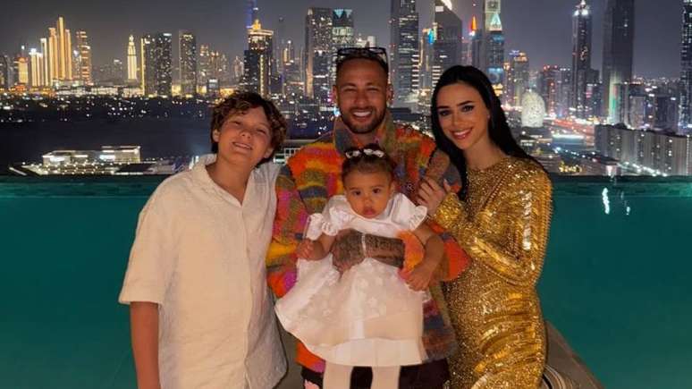 Neymar Jr. junto da esposa, Bruna Biancardi, e dos filhos, Davi Lucca e Mavie