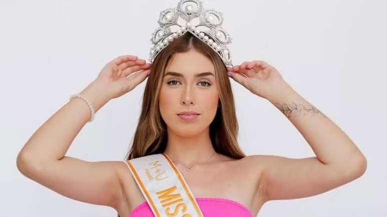 Gabrielly Vitória perde título de Miss Araucária após publicar vídeo jogando bombinhas para espantar gatos do terreno vizinho