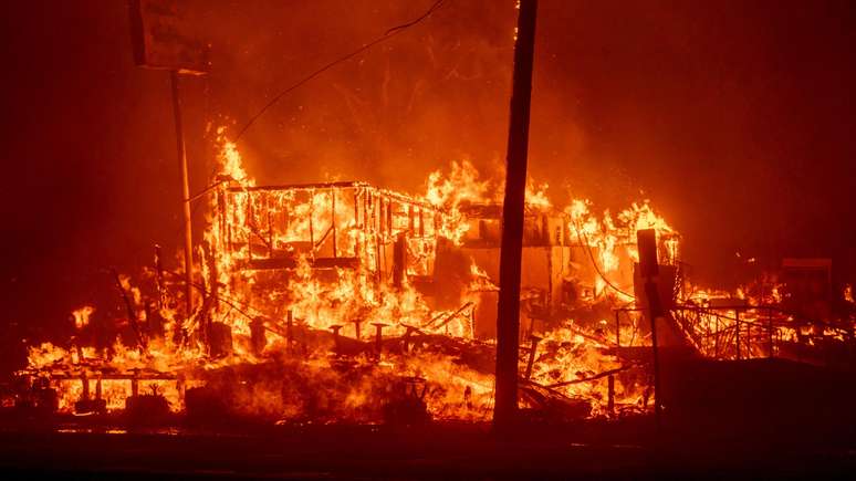 O incêndio começou na área de Pacific Palisades, entre as Montanhas de Santa Monica e o Oceano Pacífico