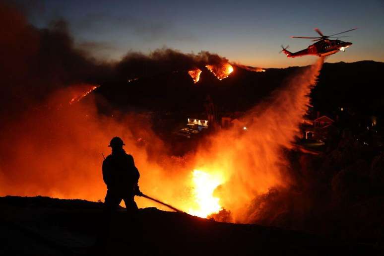 Os serviços de emergência têm trabalhado dia e noite para combater o incêndio