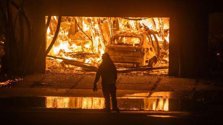 Além do problema em Palisades, outros três grandes incêndios florestais afetam o condado de Los Angeles