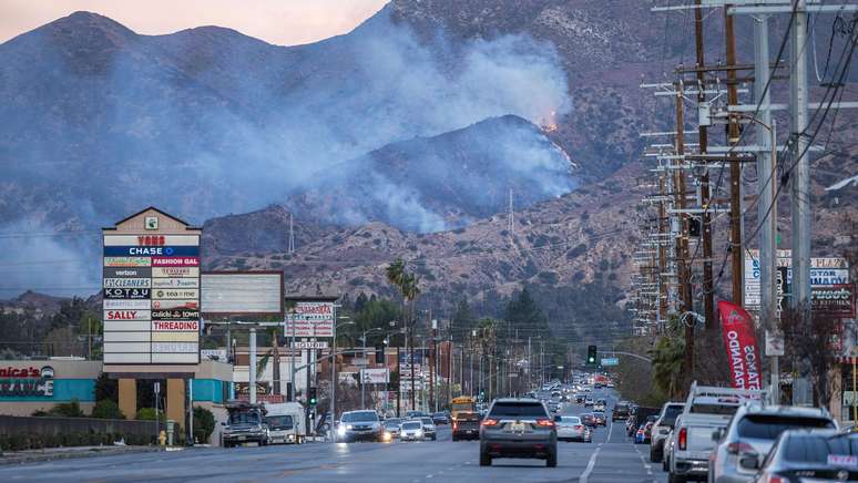 Os ventos de Santa Ana são secos, então eles sugam a umidade da vegetação e fazem com que os incêndios florestais se espalhem mais rapidamente