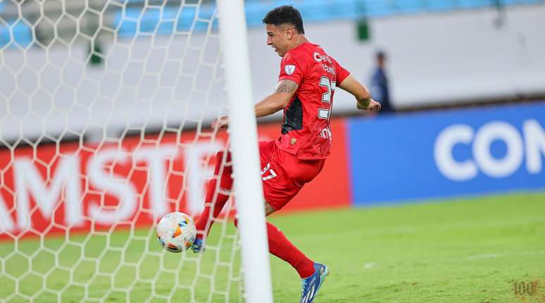 Lucas Esquivel atuando pelo Athletico. 